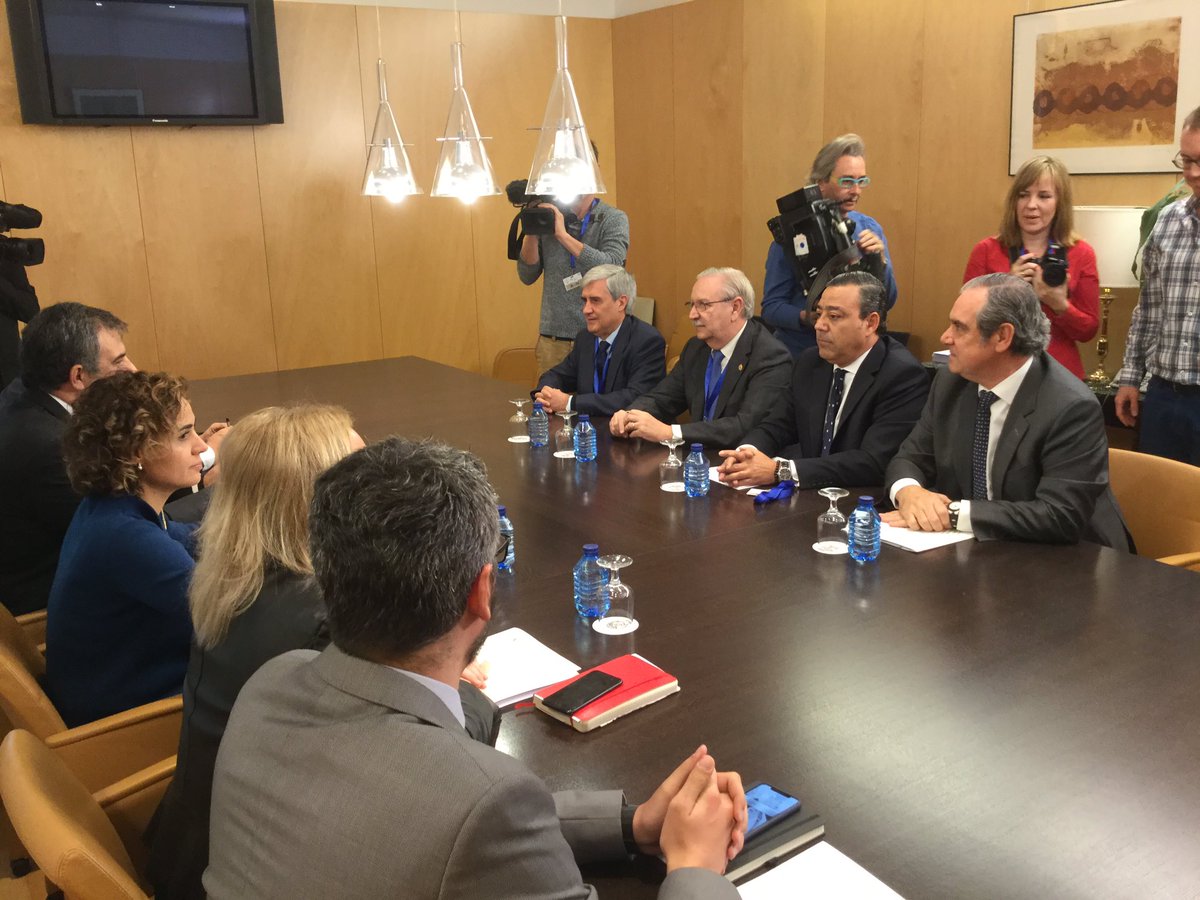 Farmaceuticos_'s tweet image. Reunión de los Consejos Generales de profesiones sanitarias con @DolorsMM @GPPopular para abordar tema de publicidad engañosa caso #idental