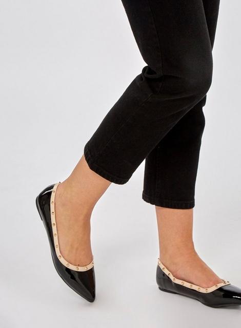 It's #TuesdayShoesday! #RT to win these Black Holly Stud Flat Pumps.
bit.ly/2SA5zoo

*Opening date: 11/12/18 11am GMT 
Closing date: 12/12/18 11am GMT
Competition is open to UK residents aged 18+
For full T&amp;C's click here: short.url/aBcXyZ 
Winner announced tomorrow