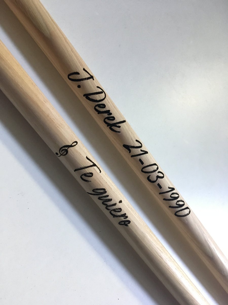 Baquetas para batería personalizadas #detallesoriginales #baquetas #personalizadas #vicfirth #drumsticks #skyline
Para más información: tallerventus.com/baquetas-perso…