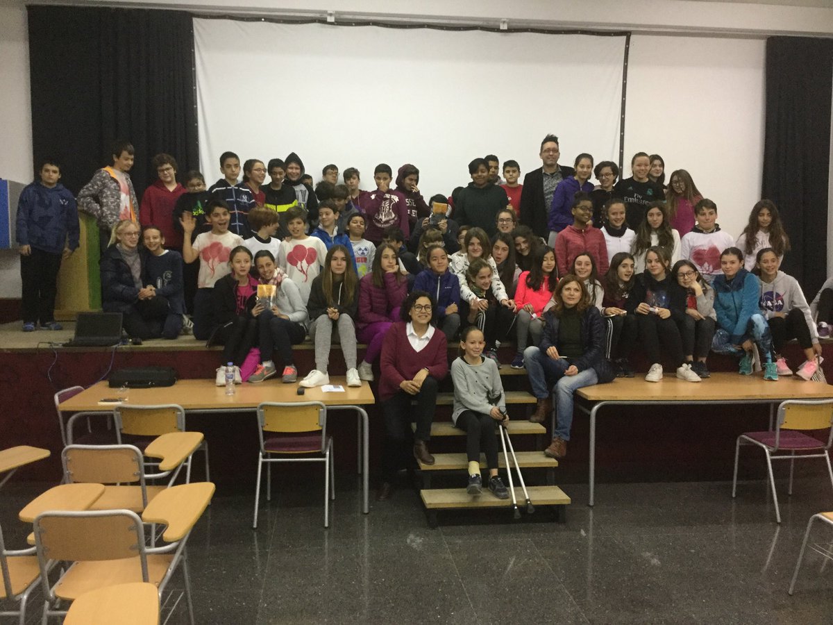 llumpauc's tweet photo. Trobada de l’escriptor Carles Cortés amb els alumnes de 1r d’ESO ⁦@IESCotesBaixes⁩ 👏👏👏👏 https://t.co/XuIKMkT77m