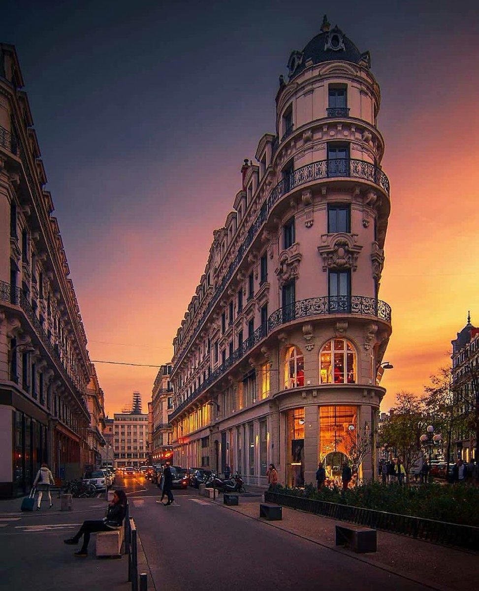archdutchessof2's tweet image. "Lyon France" (Good~Morning 2 All!) &amp;amp; my (Besties) @Lu_Rose45 &amp;amp; @NaiNoxx2!!! Have a Beautiful Day!!♥