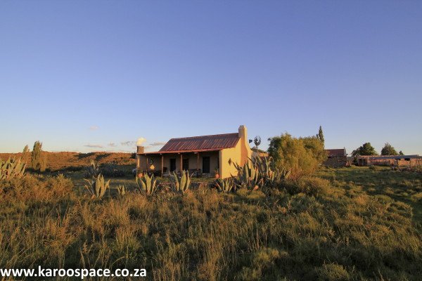 Peace, space, sunshine, 7 million sheep (or fewer thanks to drought), 1 million people, 100 settlements in an area the size of Germany, supplying over a quarter of SA's red meat. What else do you want to know about the #Karoo? karoospace.co.za/karoo-facts-st…