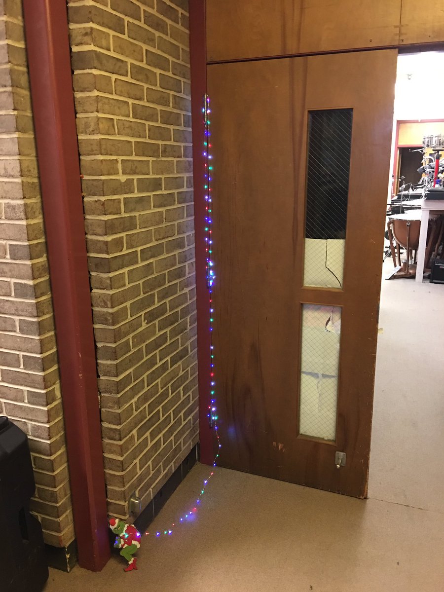 RailroaderMusic's tweet image. Door decorating is complete. #worksmarternotharder #efficency #simpleyeteffective