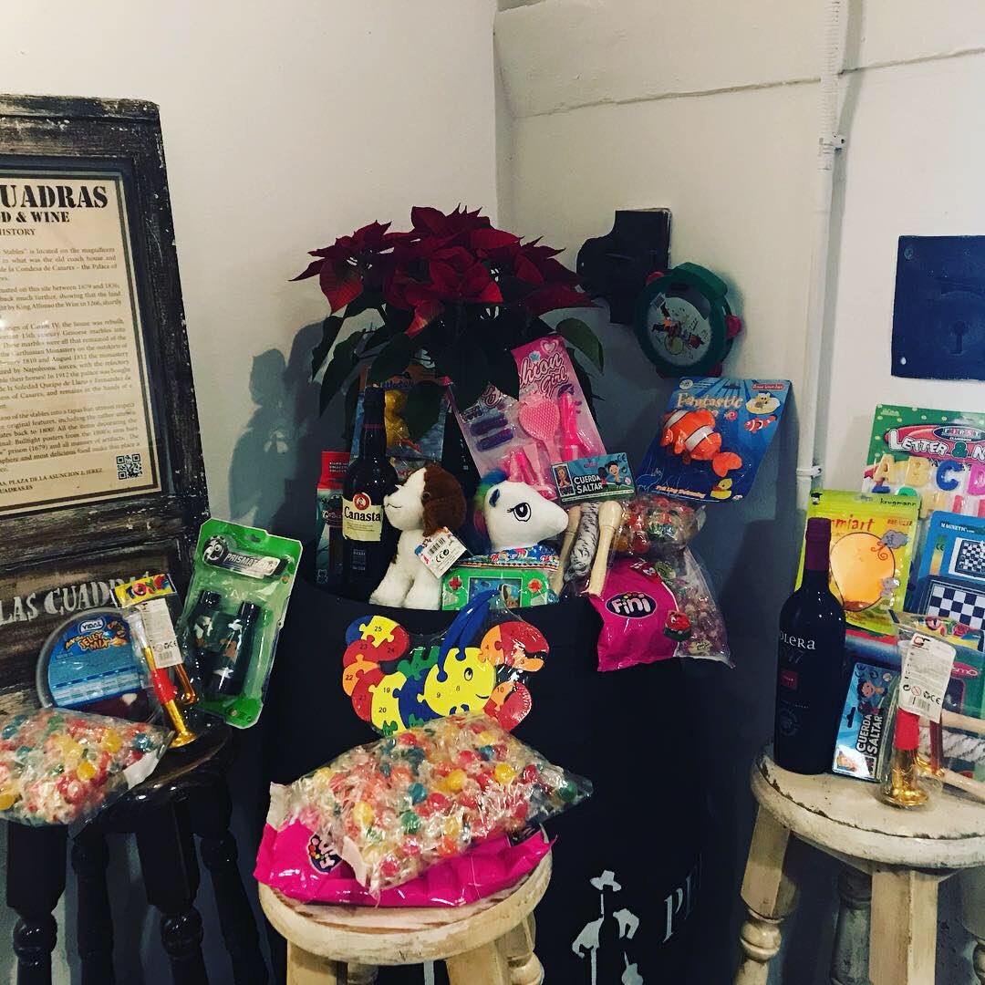 LasCuadras's tweet photo. Ya va tomando color nuestra esquina gracias a vuestra generosidad 😍 y a la colaboración de @Gonzalez_Byass ❤️ @williamshumbert ❤️ y @reyesmagosjerez2019 vamosss!!! Trayendo 1 kilo de 🍬 o 1 juguete nuevo os invitamos a una copa 🍷 de #Solera o #Canasta Hasta el 2️⃣0️⃣ de diciembre https://t.co/NJjXkPmK6c