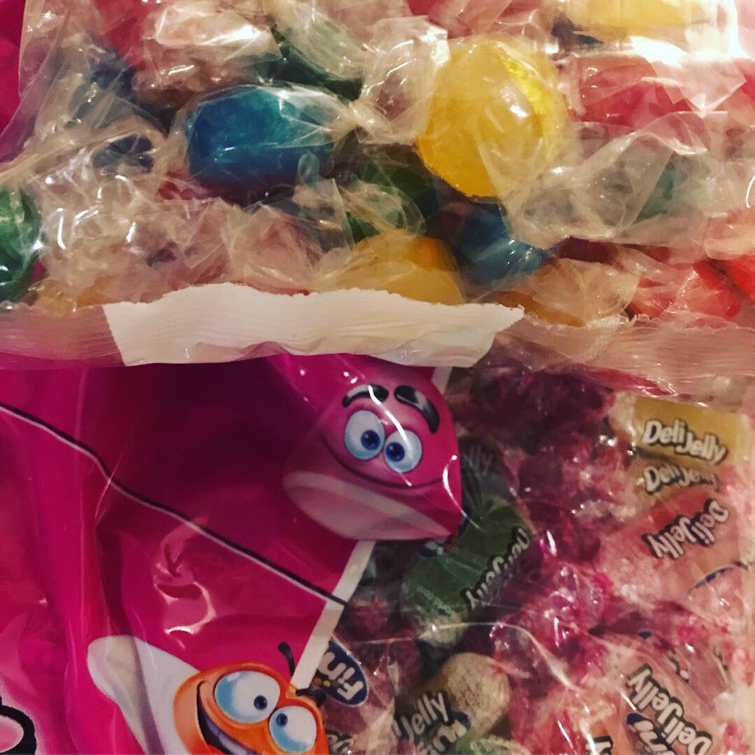 LasCuadras's tweet photo. Ya va tomando color nuestra esquina gracias a vuestra generosidad 😍 y a la colaboración de @Gonzalez_Byass ❤️ @williamshumbert ❤️ y @reyesmagosjerez2019 vamosss!!! Trayendo 1 kilo de 🍬 o 1 juguete nuevo os invitamos a una copa 🍷 de #Solera o #Canasta Hasta el 2️⃣0️⃣ de diciembre https://t.co/NJjXkPmK6c