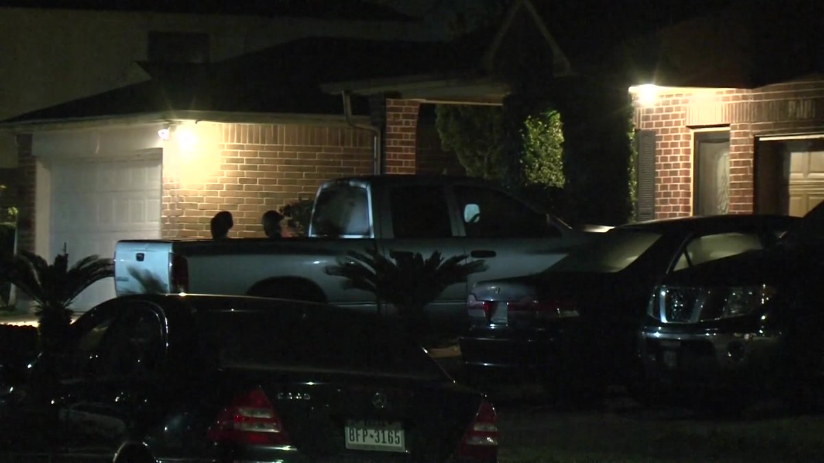 KPRC2's tweet photo. Teen dies after being shot by uncle during argument, police say > https://t.co/vmBgodHei7 #kprc2 #hounews https://t.co/hdArMSYKnr