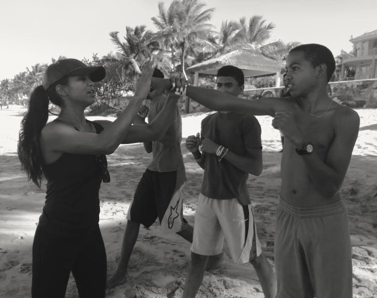 Beach side w/ Sabrina > introducing boxing basics to the Boys of InspireDR!

Supporting Boys in their journey to becoming positive men, husbands and fathers!

#love #learn #inspire #boxing #leadbyexample

#InspireDR #boysofcabarete #cabarete #skillsforlife

#GivingBackFeelsGood