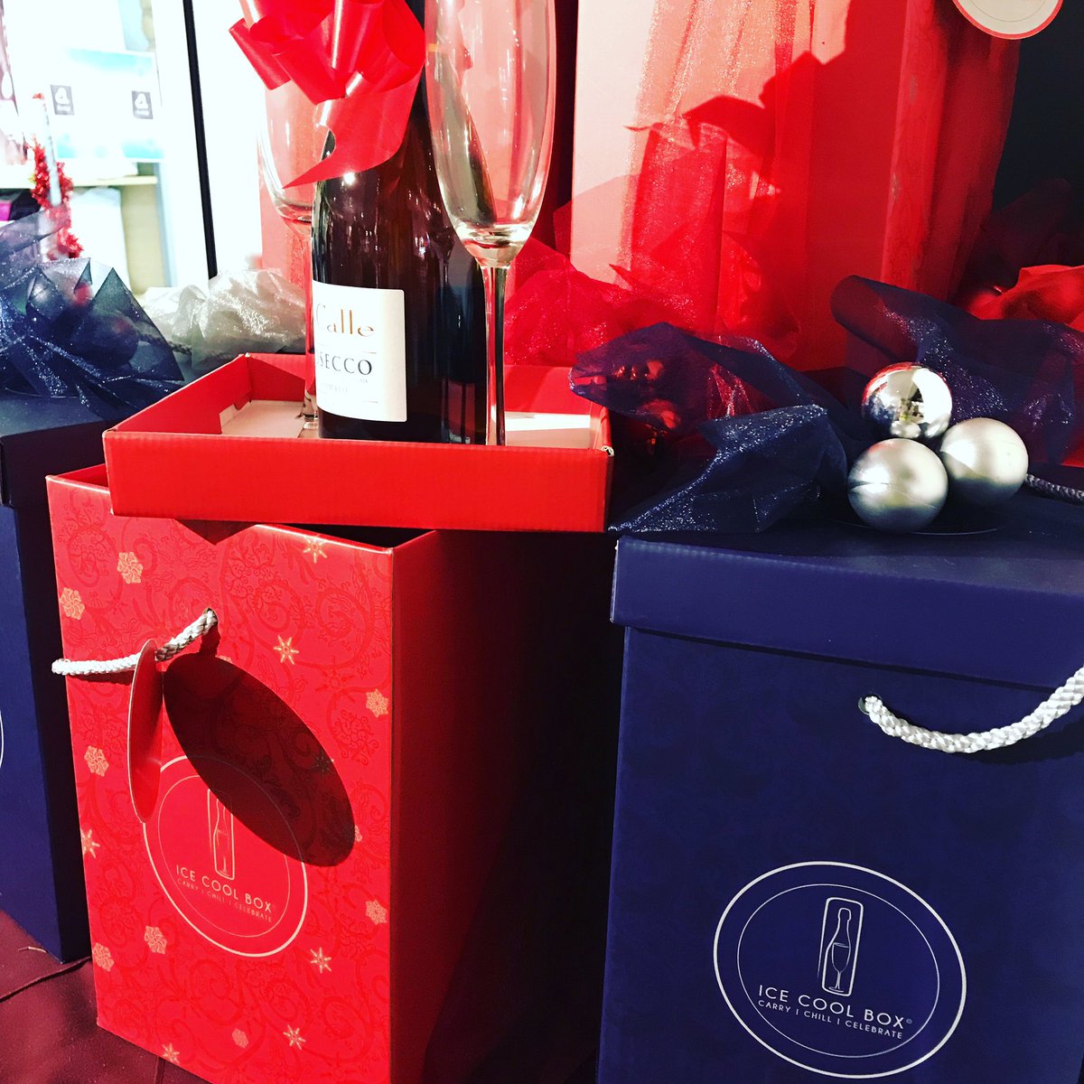 draycot_stores's tweet photo. #Gifts for wine lovers @draycot_stores  #wine #coolbox #chippenham #m4services https://t.co/uLPeMQERaY