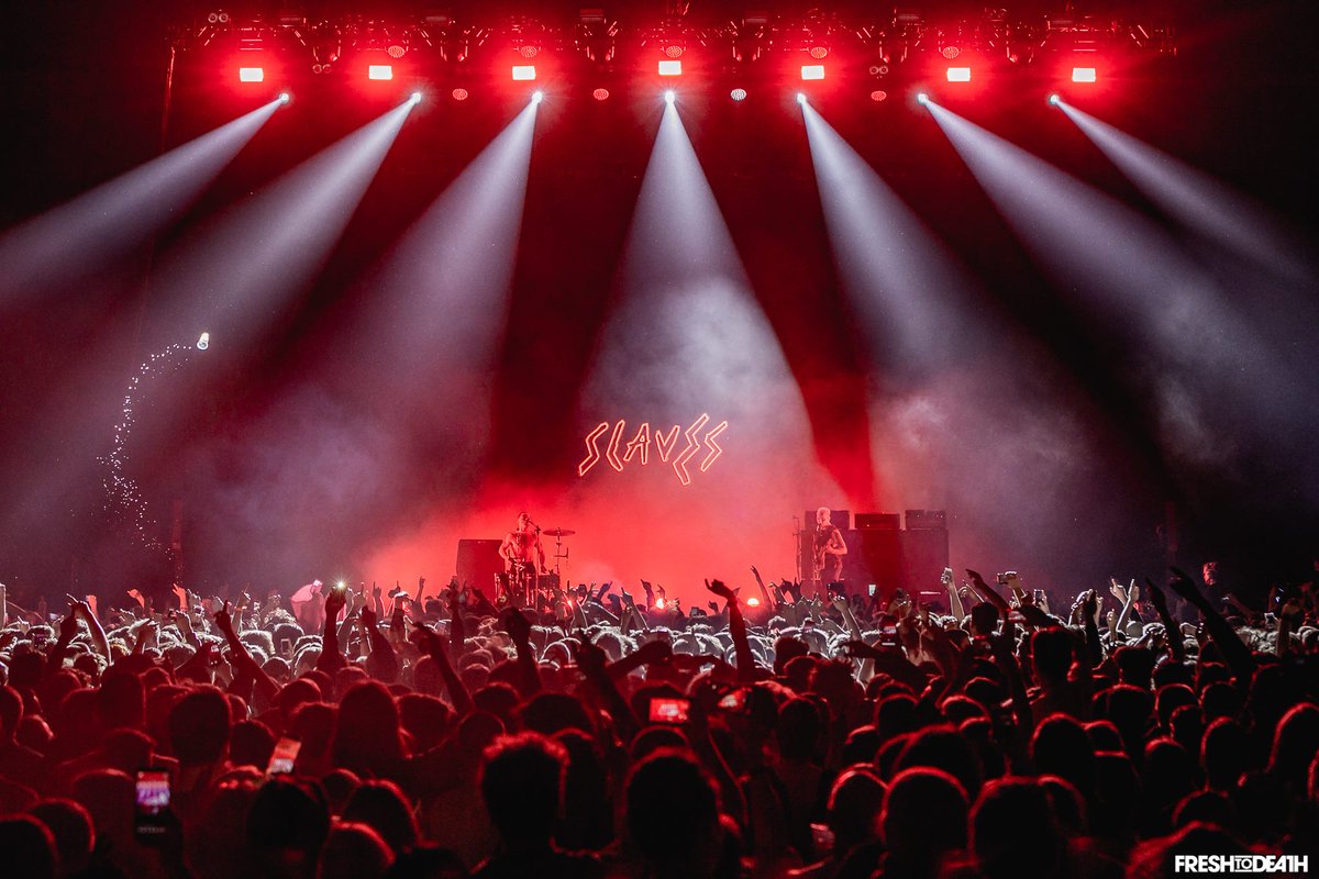 RobeAroundTheUK's tweet photo. A great gig from the @slaves to share with you all, amazing design work from @MIRRADInfo for the lighting and show design, with extra credit to Tom Taylor!
@ColourSoundExp supplied @Robelighting units including #MegaPointes, #LEDWash600 and #CycFX for the gigs! 📷 @freshtodeath https://t.co/EASmQu9aHY