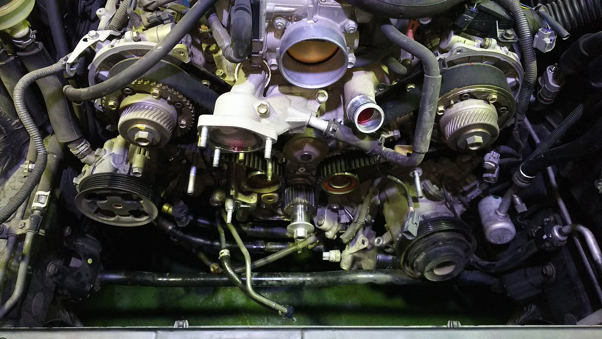 nagaimotors's tweet image. タイミングベルト交換、部品が足らず途中で作業終了
#永井モータース #3UZ