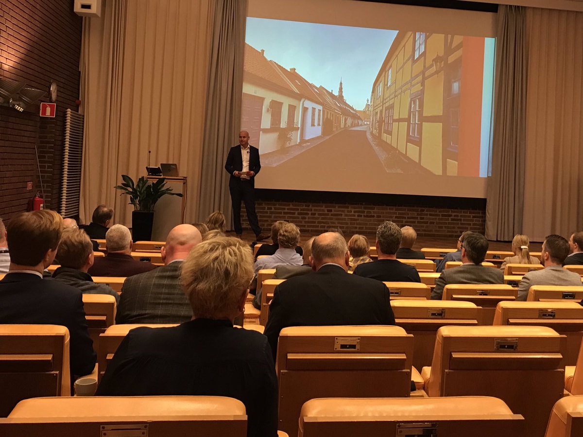 Södra Skåne är ett av områdena i Sverige, där elnätskapaciteten riskerar att slå i taket. Kraftbolaget Eon äger regionnätet i Skåne och har bjudit in kommuner och elbolag för att informera och diskutera. Vd: ”Det kommer göra den hållbara omställningen svårare”<a href="/sr_ekot/">SR Ekot</a>