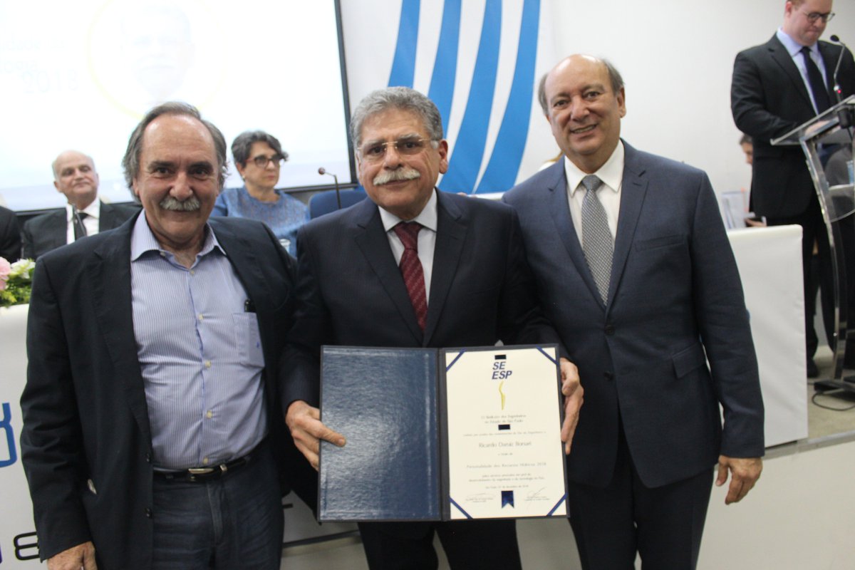 saneamentosp's tweet photo. Em comemoração ao #DiadoEngenheiro,o #SEESP entregou na última sexta-feira o prêmio Personalidade da Tecnologia.O Secretário de Saneamento e Recursos Hídricos,Ricardo Borsari,foi agraciado com o prêmio,que pela primeira vez foi entregue a um membro do setor de Recursos Hídricos. https://t.co/vhFk8ADaA5