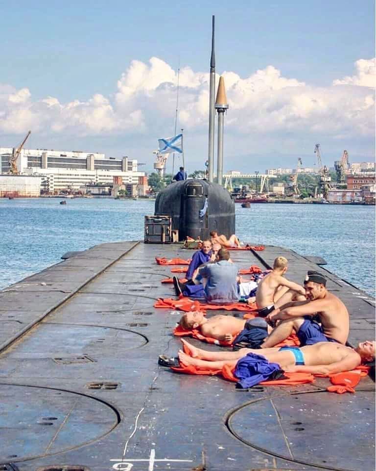 KingNeptune767's tweet image. Pasty Russians getting a tan topside on a #DeltaClass

@Capt_Navy @RussianSubmarin @RSS_40 @Aviation_Intel #Submarines