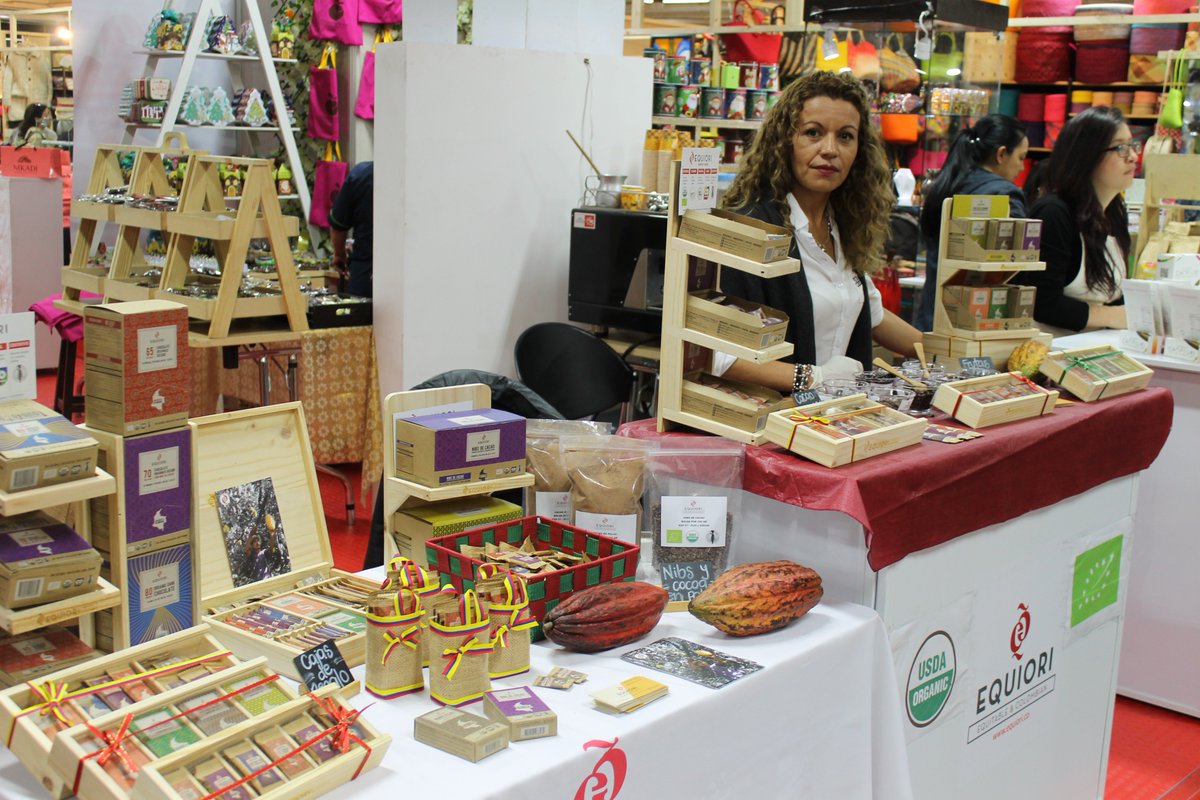 Continuamos en #corferias #expoartesanias, nuestra invitación sigue hasta el 18 de Diciembre para que vengas y conozcas nuestra empresa única en Colombia. Chocolate 100% Orgánico y colombiano. 
#HechosDeCreatividad. 
#FelizMartes