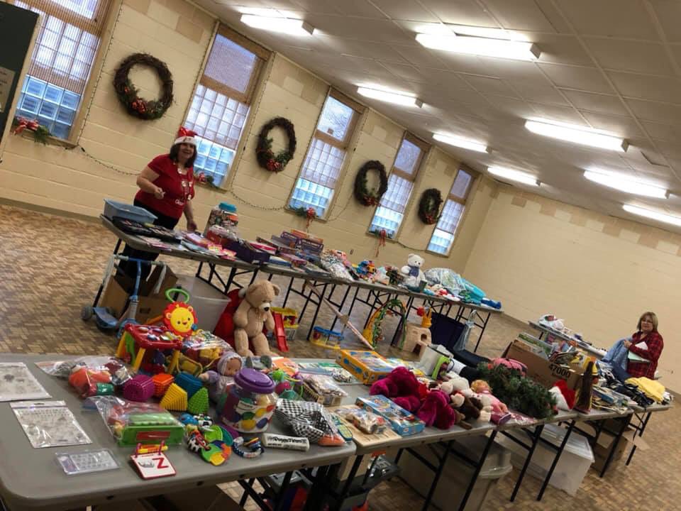 shousebarrie's tweet photo. Merry Christmas and Happy Holidays 

It’s the pick up day for the Christmas Snowflake Sponsorship program !!

Come get your gifts and some extra stocking stuffers along the way !!! 

Open today and tomorrow 1-3 !!!

*please be reminded Next Wednesday December 19th is our last day https://t.co/ZjGDJsZm6Z