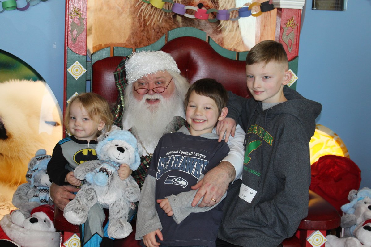 Mary_Bridge's tweet photo. Spending the holidays in the hospital doesn't mean you have to miss out on the magic. Day 9 of the #12DaysOfMaryBridge celebrates the holiday spirit that fills the halls of Mary Bridge during December - including special visits from Santa Clause.
#MBTrees #MaryBridge https://t.co/B4oQvWXsjf