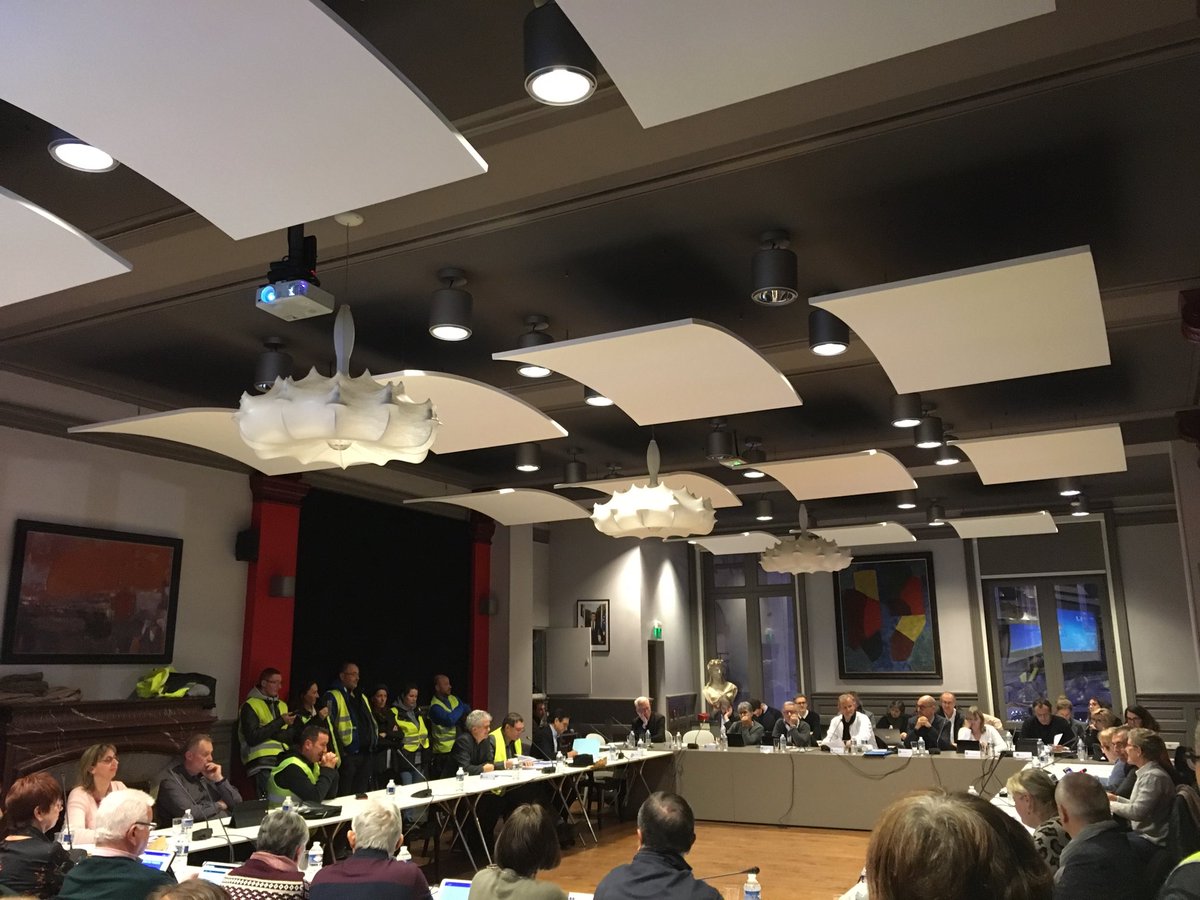 Environ 25 gilets jaunes s’invitent au Conseil municipal de Mont de Marsan, où chaque leader de groupe est invité à prendre la parole sur le sujet ⁦<a href="/SO_Landes/">Sud Ouest Landes</a>⁩ ⁦<a href="/sudouest/">Sud Ouest</a>⁩
