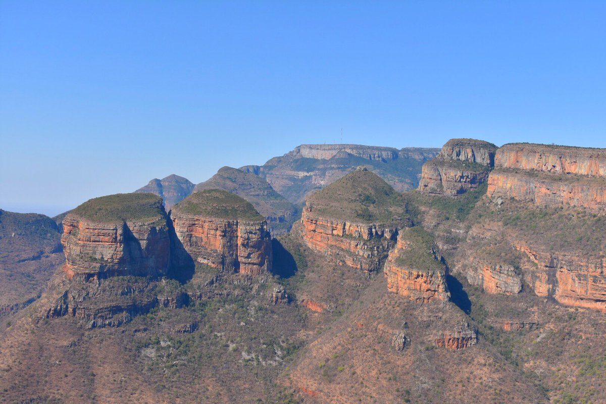 Along the famous Panorama Route in Mpumalanga, you will find most tourist attractions including these Three Rondavals also known as 'Three Sisters'
.
.
#travel #discover #explore #mountains #blogger #travelchatSA #traveltuesday #southafrica #mpumalangatourism #moscatravelza