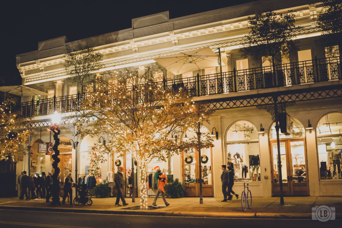 DowntownPcola's tweet photo. A3) Our favorite holiday tradition is viewing the #FirstCityLights There's half a million white lights twinkling over #downtownPensacola making our favorite place quite dazzling!! #FLTravelChat π·: Laura Bogan Photography https://t.co/tkQ7F8p85g