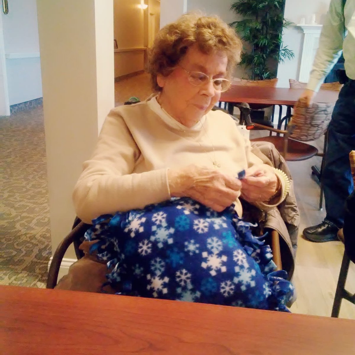 GreenTreeMtV's tweet photo. Our residents spent their afternoon making fleece snowflake throw pillows for their apartments. They turned out super cute and are very comfy. https://t.co/A2VafM9vSt