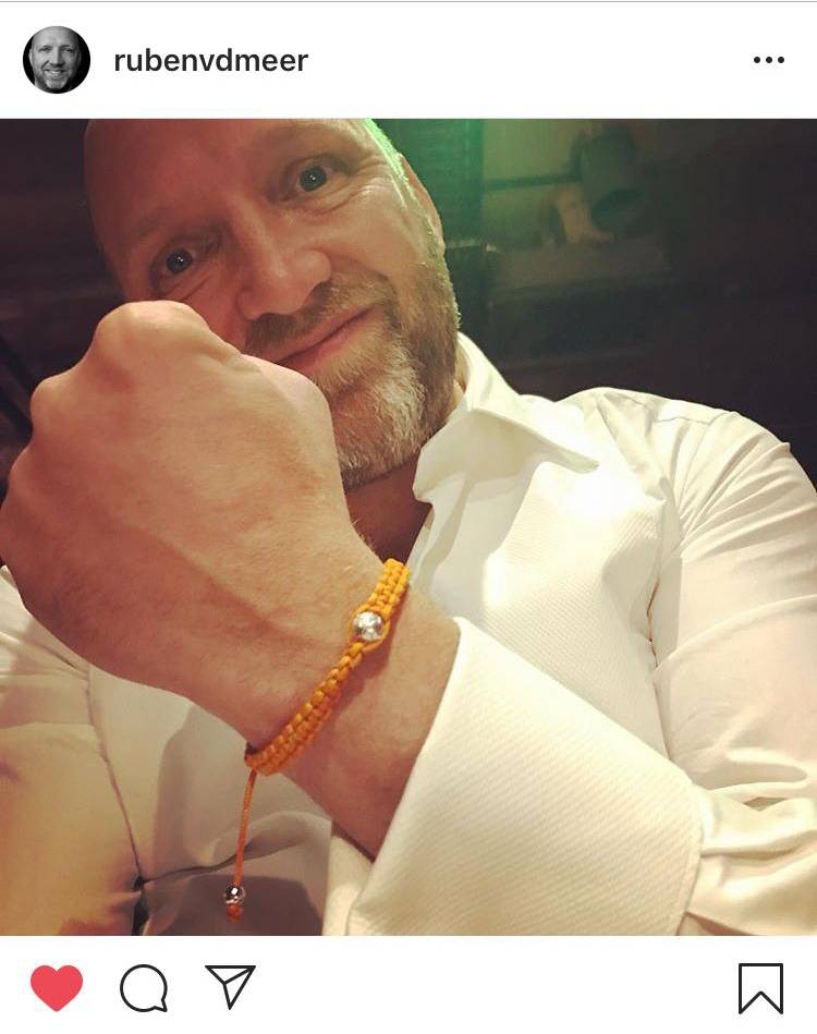 Acteur <a href="/rubenvdmeer/">Ruben van der Meer</a> steunt ook de #OrangeTheWorldNL campagne 🧡
Wil je ook zo'n One Bracelet, doe een donatie van 10 euro of meer, dan heb je 'm voor de kerst in huis!
unwomen.nl/word-donateur/