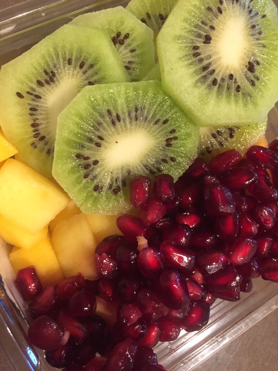 veganplates's tweet photo. Morning snack. Kiwis, pomegranate seeds, mango! It’s fun to switch it up #vegan #rawvegan #stayhealthy https://t.co/gcrnWZktqq