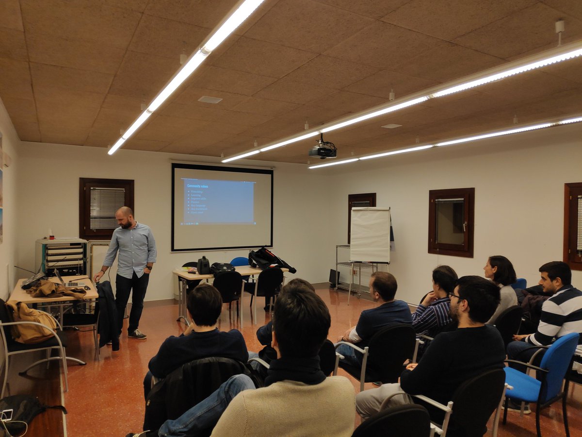 scmallorca's tweet image. Empezando la sesión de #lightingtalks en #scmallorca 🤘