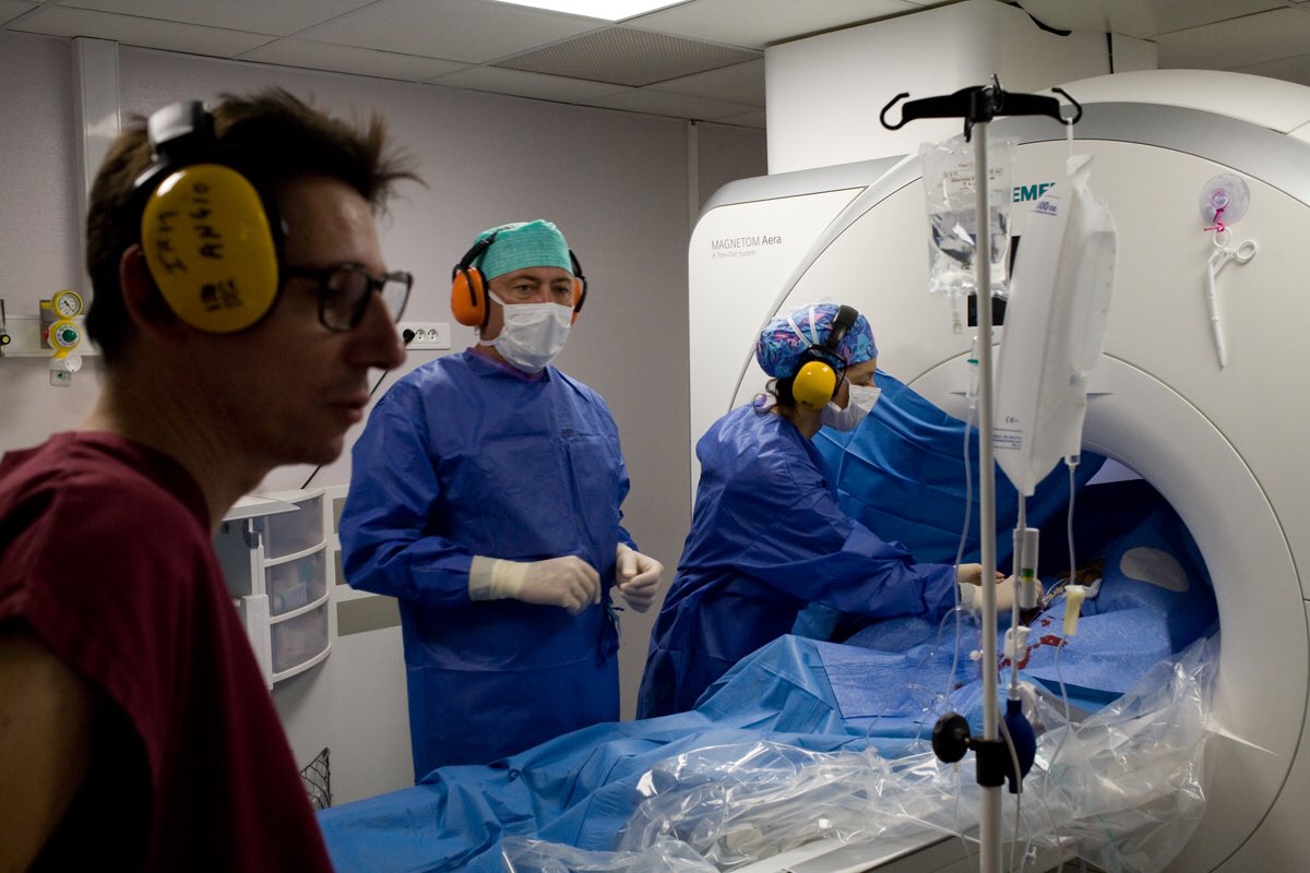 First routine clinical interventional CMR in France <a href="/ICPS_institut/">Institut Cardiovasculaire Paris Sud (ICPS)</a> ! Move is on for routine iCMR@ICPS! #MRI #Cardiology #cardiotwitter <a href="/FrancescaSangu1/">Francesca Sanguineti</a> <a href="/DrGarot/">Dr Philippe Garot</a>  @Jérome Garot