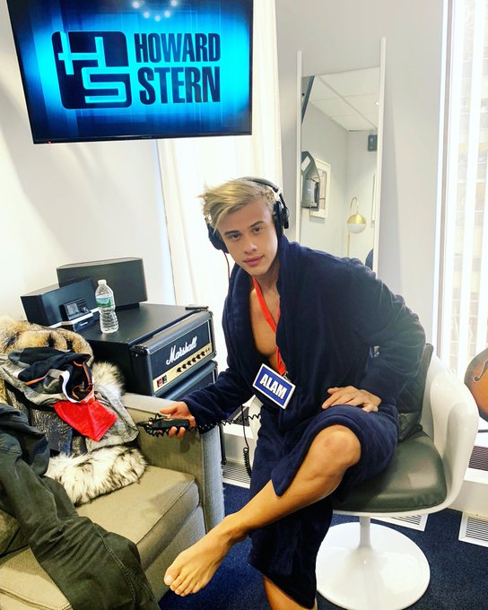 LIVE NOW !!! @HowardStern #howardshow @sternshow https://t.co/w2M7pvqnIv