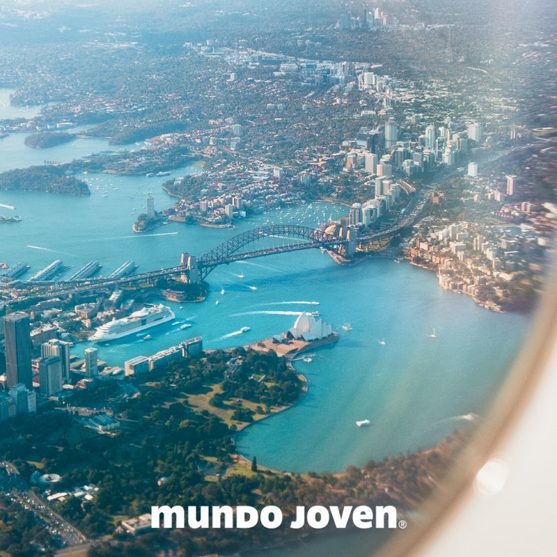 MundoJovenSpain's tweet photo. Los que hemos vivido fuera una temporada, jamás olvidaremos el primer momento en que vemos nuestro destino desde la ventanilla del avión. Y es que esta vista de Sidney nunca se olvida. ¿Y tú, te acuerdas de ese momento? 😍https://t.co/k21e3OF5Xq https://t.co/vc9FQKKLIm