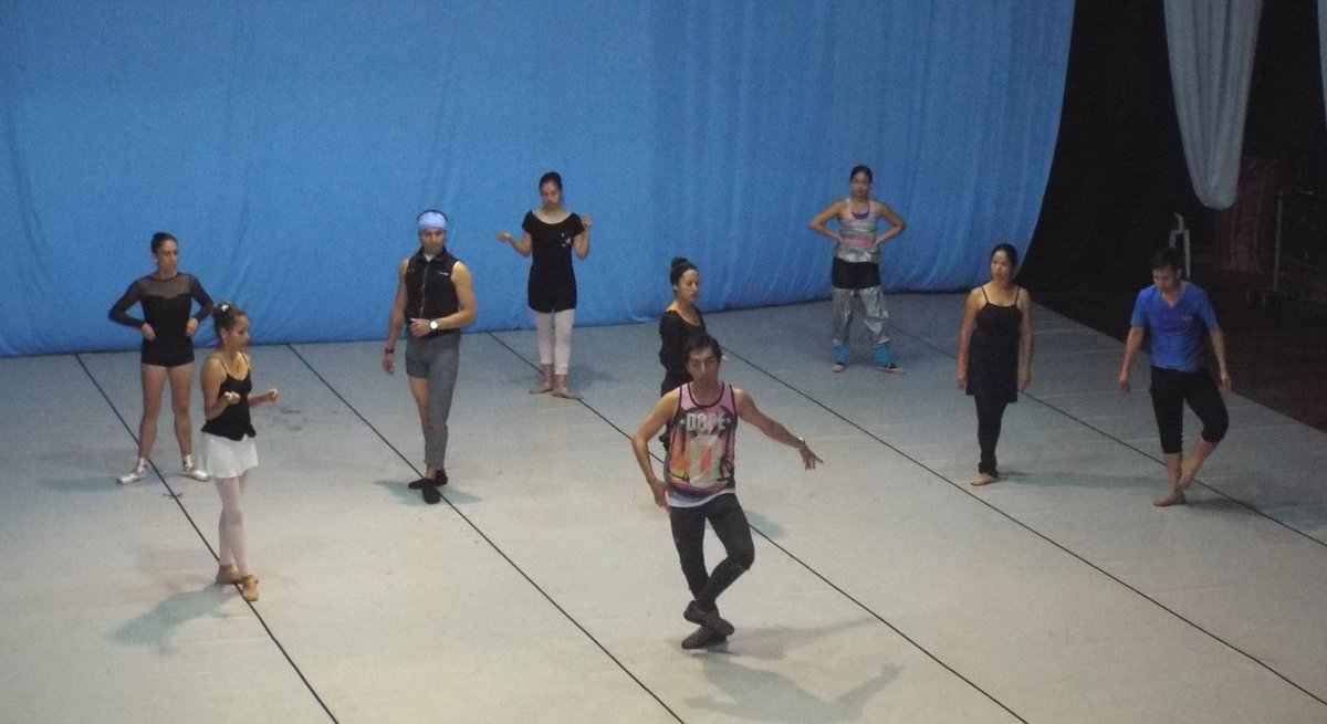 educa_mpt's tweet photo. La Compañía de Ballet Municipal de Trujillo continúa ensayando en nuestro #TeatroMunicipal para brindarnos las mejores performances en cada función que ofrecen.✨ #MásCulturaMenosViolencia https://t.co/MEMELgff1J