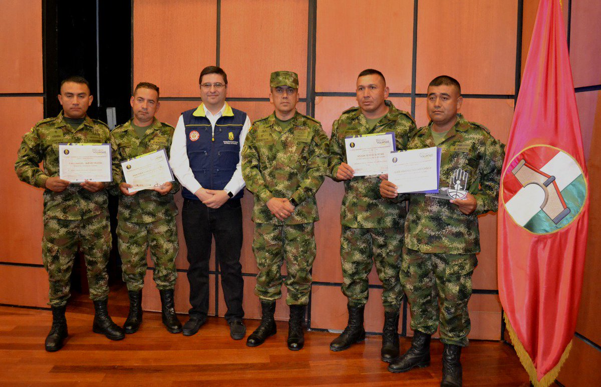 Ejercito_Div2's tweet photo. #SoldadoEsServicioSocial En el marco de los premios Voluntad 2018 de @CDGRD_Boyaca #CdteBr1 recibió reconocimiento para @Ejercito_Div2 por su compromiso en labores de socorro así como varios #HéroesMultimisión fueron galardonados en #Boyacá https://t.co/BJmfCUkBRe