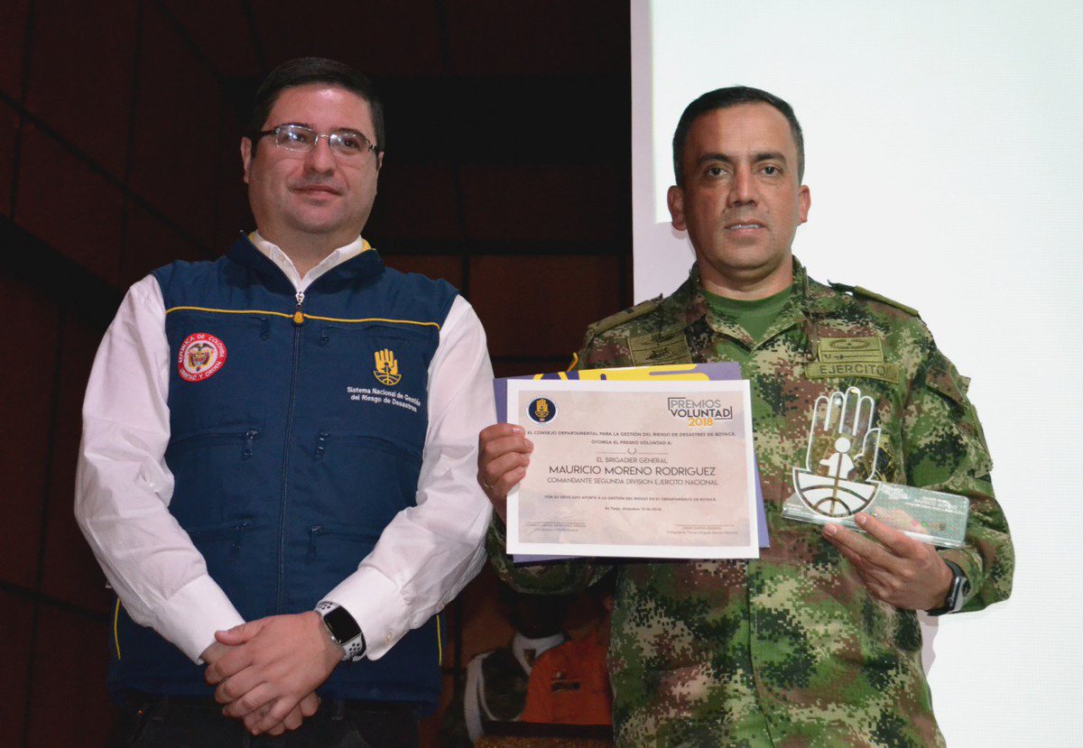 Ejercito_Div2's tweet photo. #SoldadoEsServicioSocial En el marco de los premios Voluntad 2018 de @CDGRD_Boyaca #CdteBr1 recibió reconocimiento para @Ejercito_Div2 por su compromiso en labores de socorro así como varios #HéroesMultimisión fueron galardonados en #Boyacá https://t.co/BJmfCUkBRe