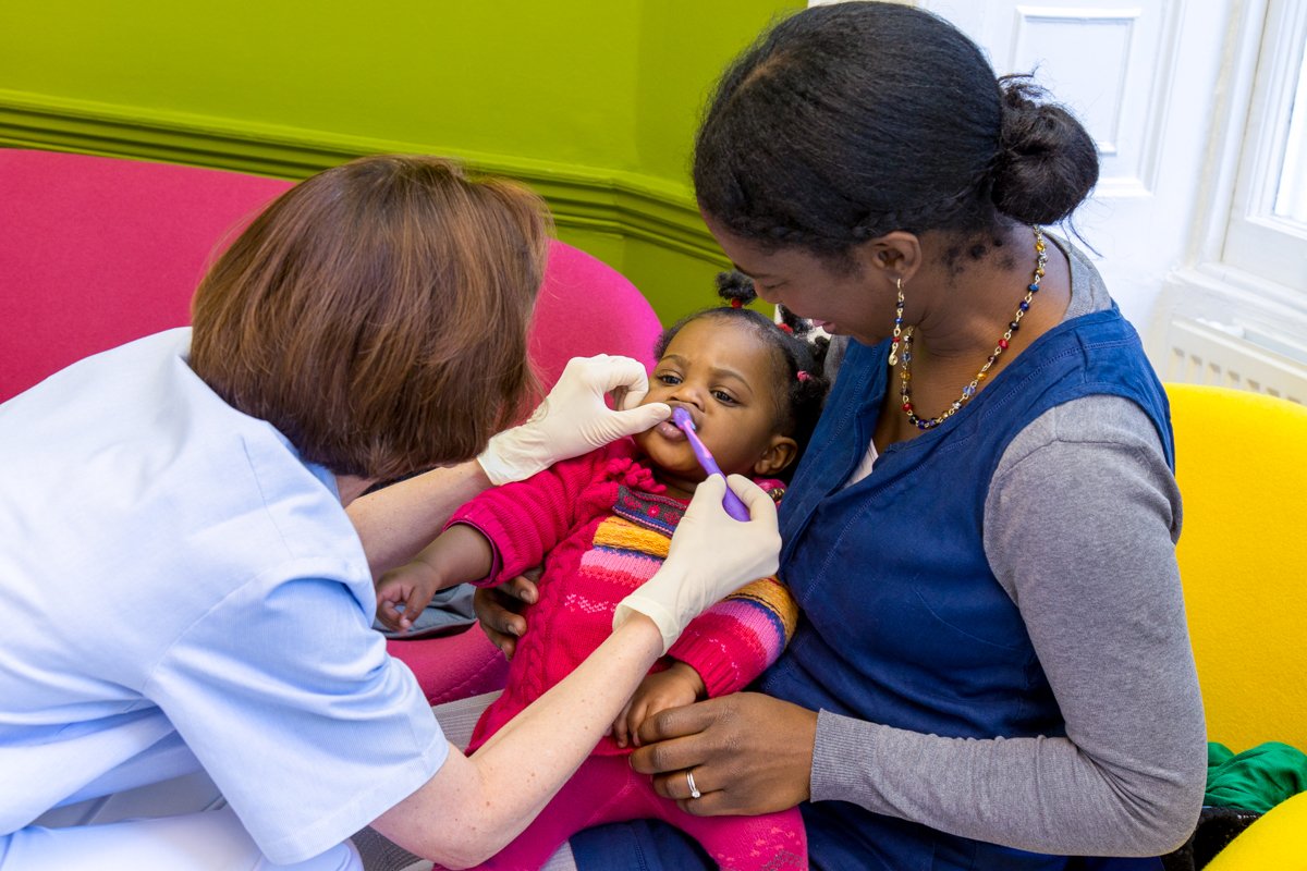 DawoodandTanner's tweet image. Youngest patient of the practice Daisy, having her first dental checkup with Dr Kathy Harley. 
#firstdentalcheckup #firstteeth #babyteeth #dentalcheckup #dawoodandtanner #childrensdentist #dentistry #healthyteeth #bigsmiles #teeth #dentist #toothbrushing