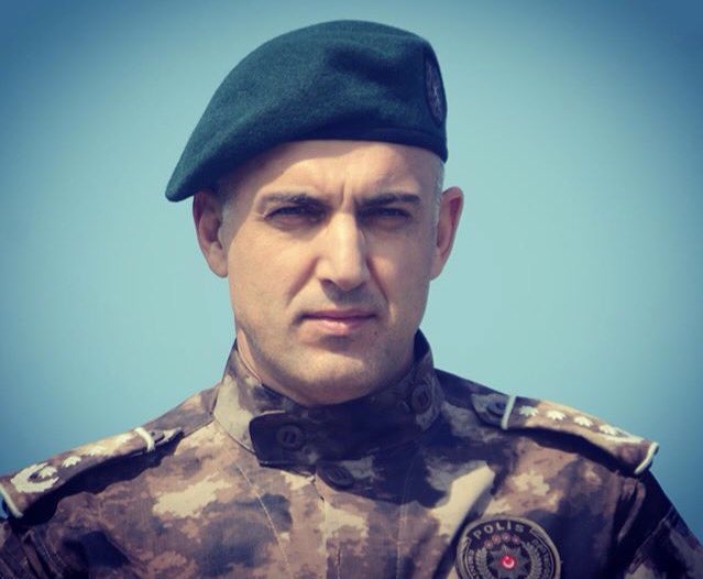 Rize Emniyet Müdürlüğünde gerçekleşen menfur saldırı sonucunda şehit olan Eski Üsküdar Emniyet Müdürü Altuğ Verdi, Abimize Allah'tan rahmet; ailesine ve yakınlarına başsağlığı dilerim. :( güzel insandı, rabbim mekanını cennet eylesin. #rize #rizeemniyetmüdürü #şehit #altugverdi