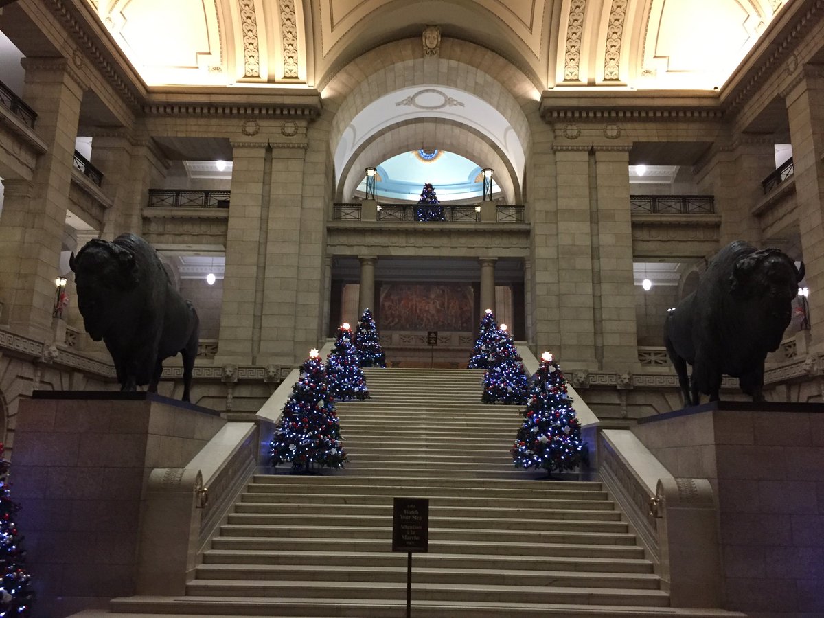 GCsepregi's tweet photo. Rencontre des présidents des établissements postsecondaires avec le sous-ministre à la Législature. Atmosphère festive d’un mardi matin https://t.co/xXBPEeNy3b