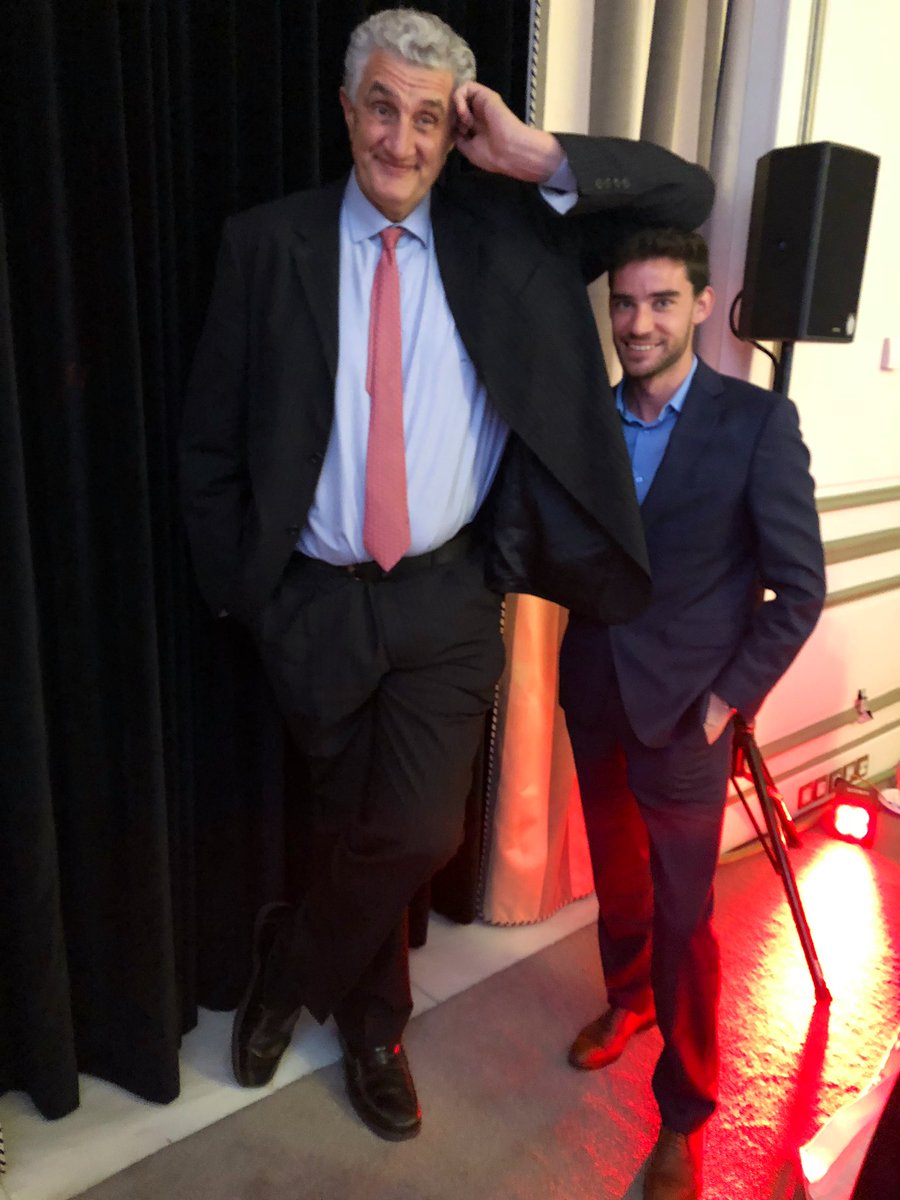 Para aclarar la foto: mido 1.85 m 🤷♂️
#PremiosAS2018 – at The Westin Palace