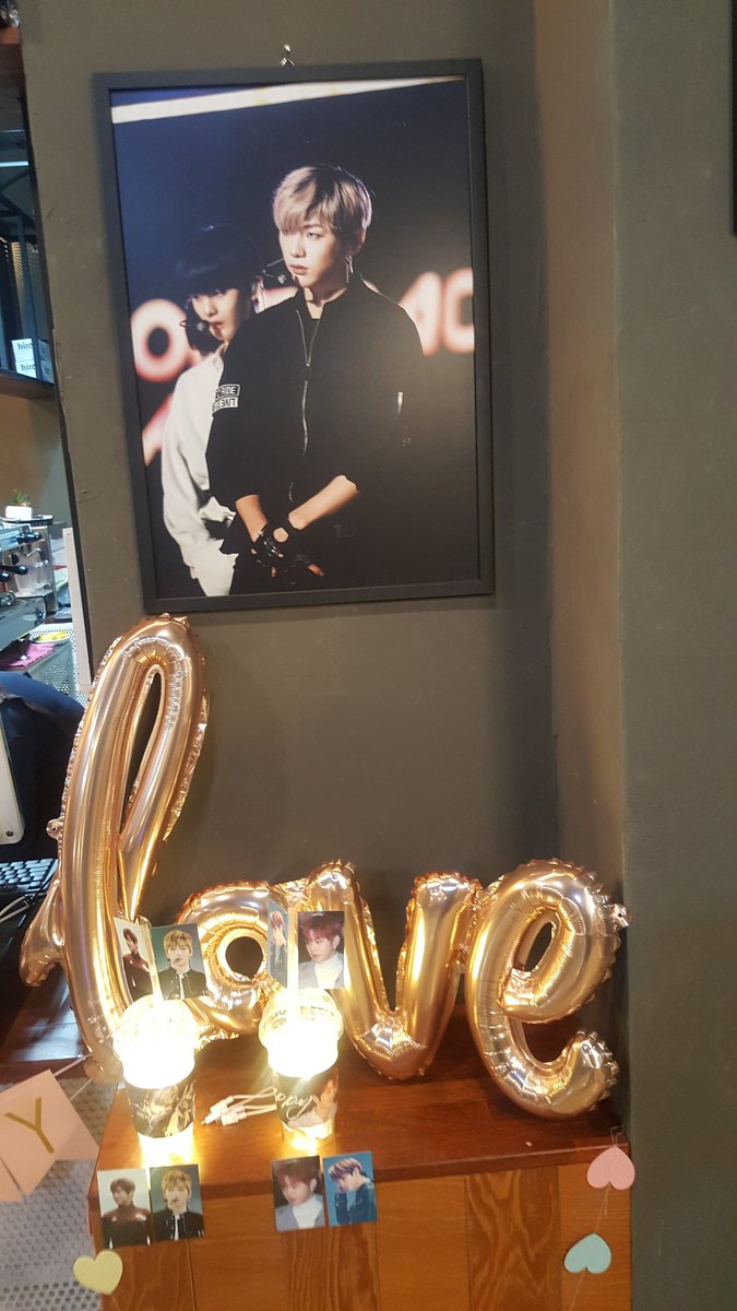 HuNu6Ext67Wg64k's tweet photo. #온세상강다니엘
#HAPPYDANIELDAY 
@wing_Danik 

퇴근후간 카페코나에 곳곳의다니엘이 날반겨주는것같아너무행복했다
잊지않고대전에서도 이벤트열어주셔서다니엘생일을함께축하할수있어감사하고행복했습니다♡♡어떤다니엘도모두다이뻤고 홀더포카다너무이��고 잘간직할게용다니엘생일축하해♡ https://t.co/wxe4gZGitm