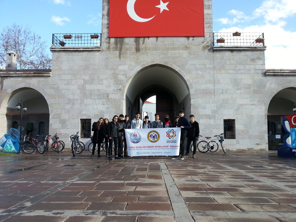 LiseliYor's tweet photo. Bugün yağmurlu bir havada başladığımız tarih yolculugumuz 3. Turunda @GSBgenclikproje @gencliksporbak @kasapoglu @mbulut06 https://t.co/N37R4zOyqd