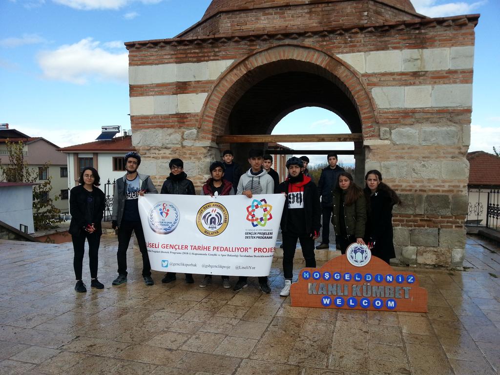 LiseliYor's tweet photo. Bugün yağmurlu bir havada başladığımız tarih yolculugumuz 3. Turunda @GSBgenclikproje @gencliksporbak @kasapoglu @mbulut06 https://t.co/N37R4zOyqd