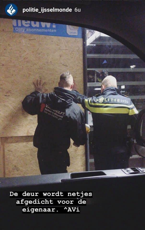 #gespot onze slotenmaker aan het afdichten.