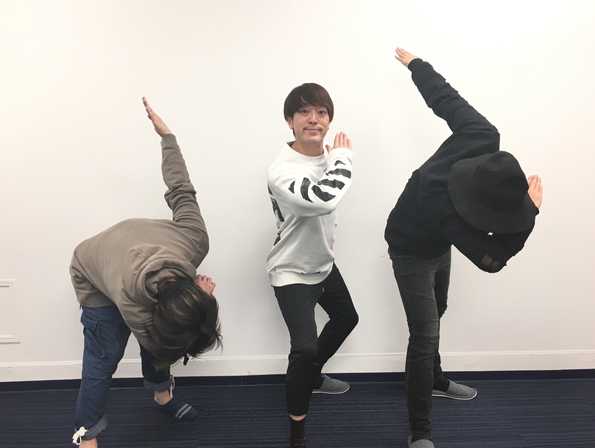 Twitter 上的 髙木俊 本日もラジオありがとうございました Da Pumpさんの Usa を使わせてもらって カーモン ベイビー 高木俊 で遊びました 笑 写真は最後の決めポーズ 笑 やはりこのふたりは顔は見せない 笑 Namako 宮野真守 伊福部崇 T Co