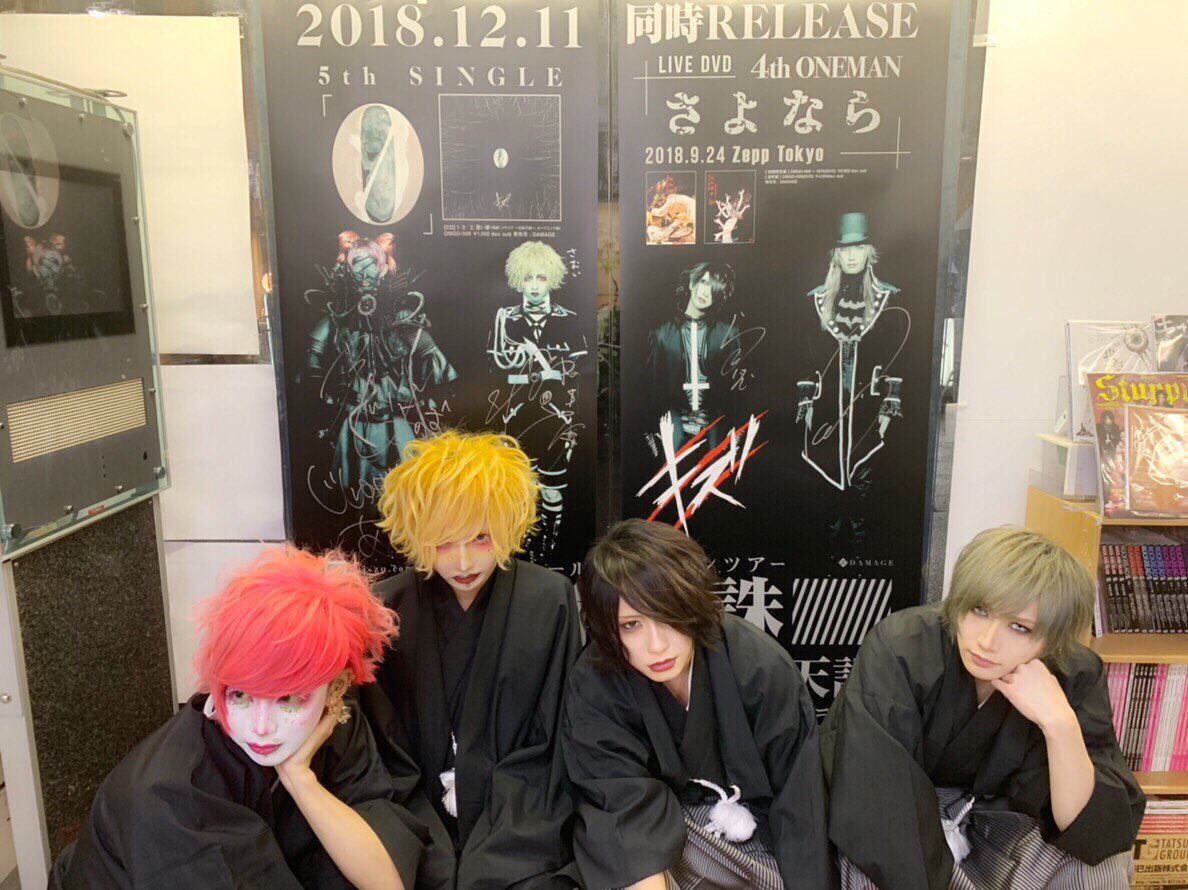 キズ】メンバーさんご来店！自動ドア展開中特大ポスター、POPにサイン