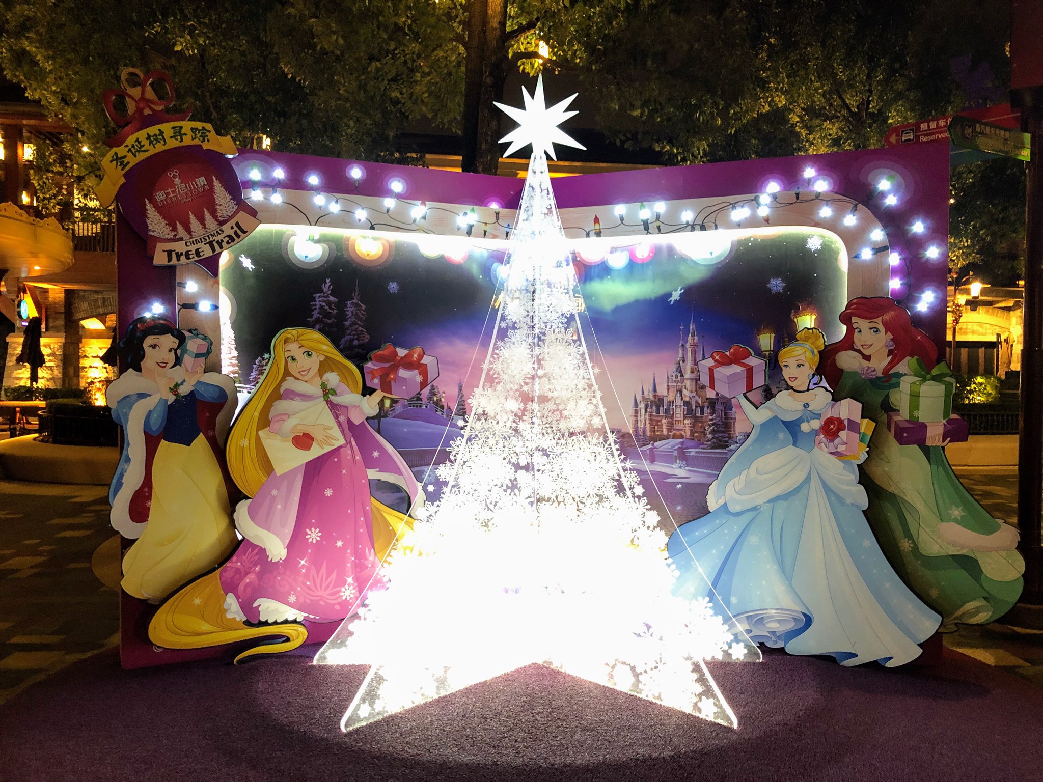 みんみ Shdl ディズニータウンにあったクリスマスのフォトスポット トイ ストーリー ジャングルブック プリンセス 美女と野獣 それぞれのツリーがキレイ 明るい時に見ても可愛いんだろうな T Co Zcjiugcwim Twitter
