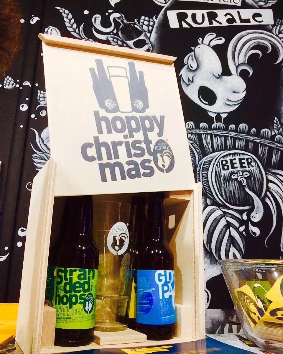 BRurale's tweet photo. Ecco qui la nostra cassettina di legno da degustazione.
Contiene 4 bottiglie da 33cl a scelta, 2 bicchieri brandizzati, 1 apribottiglie, sottobicchieri e materiale informativo.

#hoppychristmas 
#birra #craftbeer #natale #birraartigianale #birrificiorurale #desio #ideepernatale https://t.co/oygZ7Q2e0s