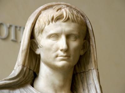 PortalClasico's tweet image. Durante toda su vida, Augusto sufrió de fuertes dolores de vientre y de digestiones pesadas y molestas. Esto le llevó a adoptar un modo de vida frugal y sencillo, hasta el punto de que en los últimos años de su vida sólo comía higos recogidos él mismo del árbol.