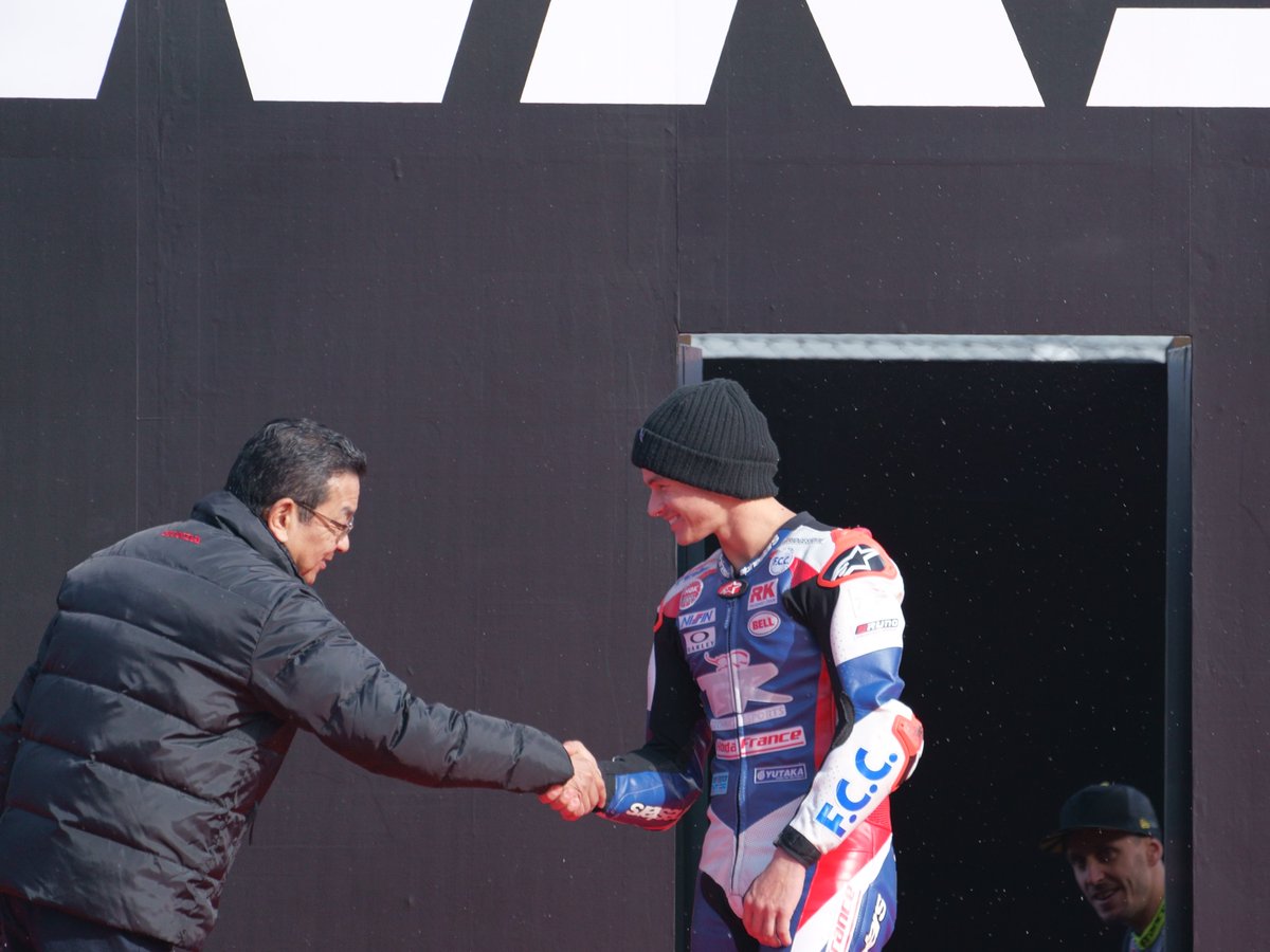 ariworldjapan's tweet photo. なんだこの後ろでのぞき込んでる可愛いオジサンは
#フレディ・フォーレイ　#FreddyForay
#HondaRacingTHANKSDAY #HRTD2018 #ツインリンクもてぎ #CBR1000RR #FCCTSRHondaFrance
（オジサンと書きましたが34です。握手してるジョシュが25なだけです。） https://t.co/FcC0bBqfe1