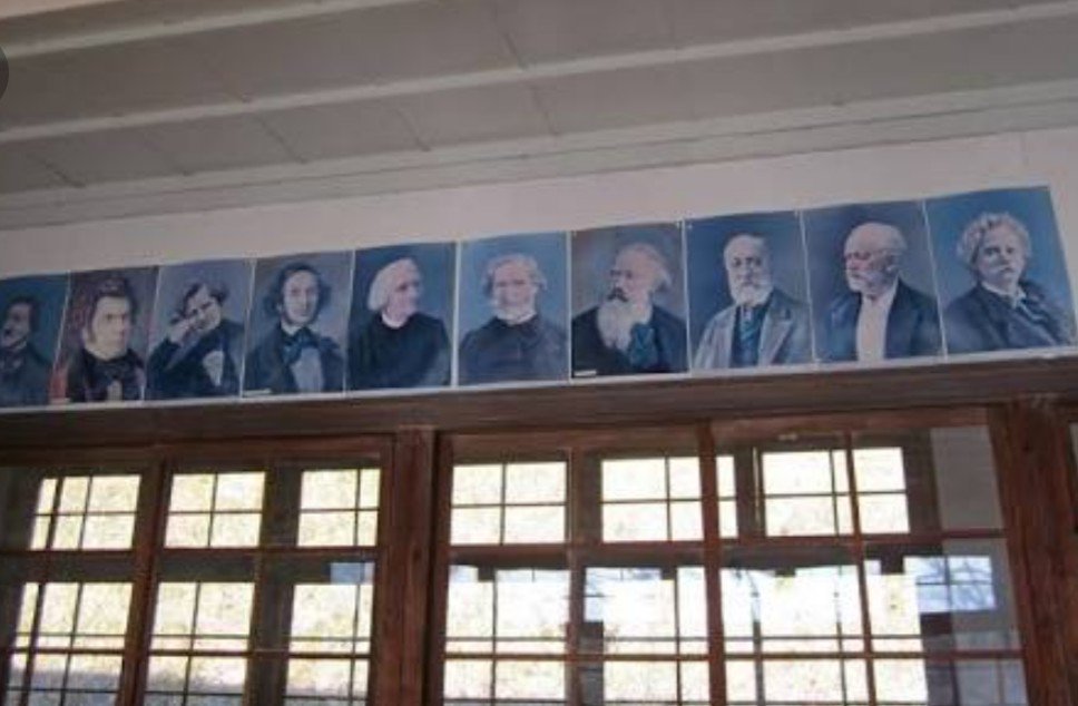 ひなみか Sur Twitter 子供の頃怖かったもの 写真は全てイメージですが 音楽室の肖像画 おじいちゃん家のご先祖の写真 天井や 壁の木目 ねぇムーミン 実際は相当不気味でない ニョロニョロもかなり怖い