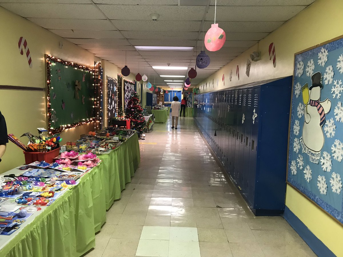 LindenSchoolOne's tweet photo. Bringing our students the most magical shopping experience of the year🌟🎄🌟 #holidayboutique #holidaydecor #MallAtOne @LindenSchoolsNJ @LPSSupt @LPS_StuServices @MillerNews1 https://t.co/tXwMifaQpB