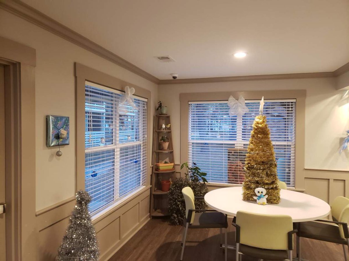 JackiGuilford's tweet photo. Getting in the spirit at Watterson Lakeview Apartments #WattersonLakeview #LiveMillennia @MillenniaCo https://t.co/KUTKvaDDUq